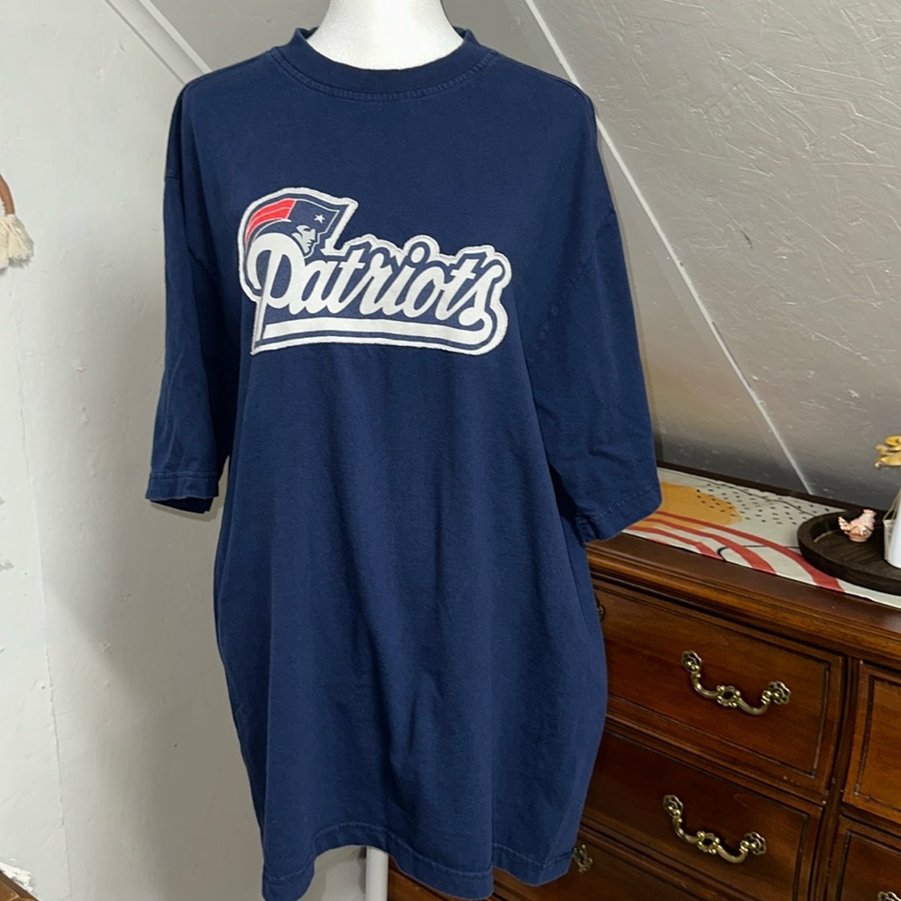NFL Patriots Men’s short sleeve shirt‎ size large. With sewn on cloth patch
